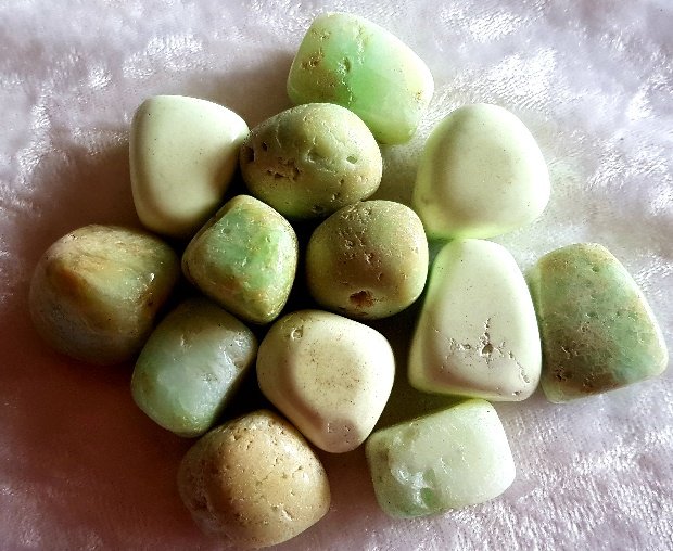 CHRYSOPRASE, light green, tumbled stone